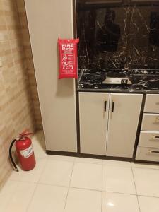 a kitchen with a stove and a fire hydrant at Apartment in Al Faisaliah شقة بغرفة نوم وصالة دخول ذاتي برمز سري in Jeddah