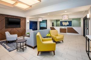 a lobby with chairs and a waiting room at Holiday Inn Express & Suites Sioux Falls Southwest by IHG in Sioux Falls