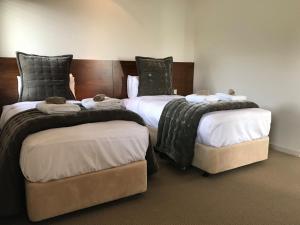 Postel nebo postele na pokoji v ubytování Lakeside Health and Wellness Resort + 28 fotografií