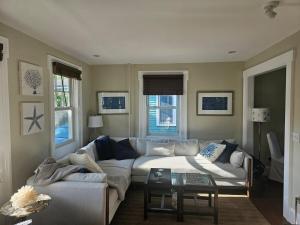 un salon avec un canapé et une table dans l'établissement Rare Stonington Borough point, à Stonington