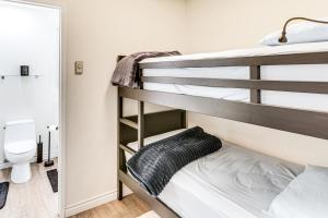een slaapkamer met 2 stapelbedden en een toilet bij Steps to Sand and Surf! Snowbird Haven in Malibu in Solromar
