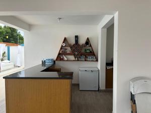 a kitchen with a counter and a refrigerator at Residencial HH in Santiago de los Caballeros