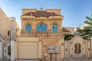 un edificio con una puerta y un garaje en Waha Grand Residance, en Medina