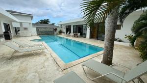 Bazén v ubytování 5 Bedroom Villa With Two Kitchens nebo v jeho okolí