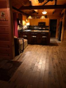 eine Küche mit Holzboden und einer Arbeitsplatte in der Unterkunft Beautiful Secluded Log Cabin in Cleveland