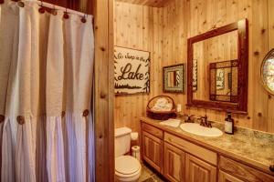Koupelna v ubytování Near All-Season Trails Lakefront Crosby Getaway! + 37 fotografií