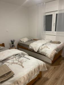 En eller flere senge i et værelse på Sašina kuća