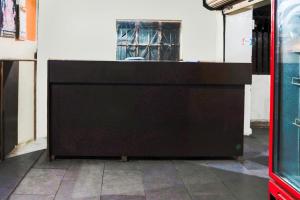 uma porta preta na lateral de um prédio em Hotel O The Nature World Resort em Kharakvasla