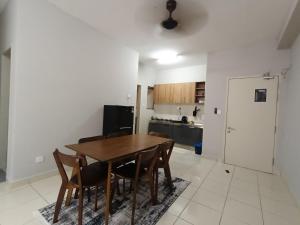 une cuisine avec une table, des chaises et un réfrigérateur dans l'établissement Alanis Comfort Zone KLIA TRANSIT, à Kampong Bekoh