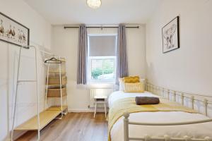 a bedroom with a bed and a window at Spacious 4BR Townhouse, Sleeps 9, Fast WIFI, FREE PARKING, Contractor friendly in Colchester
