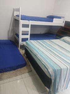 - une chambre avec 2 lits superposés et des draps bleus dans l'établissement Elaine, à Cachoeira Paulista