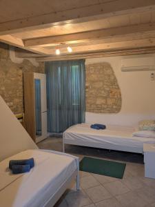 a room with two beds and a window at Villa Piazza grande in Fažana
