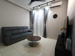 un salon avec un canapé et une table dans l'établissement Alanis Comfort Zone KLIA TRANSIT, à Kampong Bekoh
