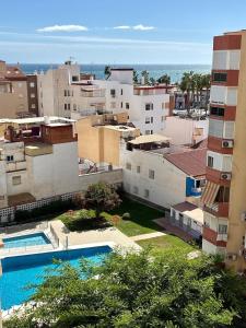 Blick auf eine Stadt mit Pool und Gebäuden in der Unterkunft Aura Beach esencia mediterránea in Torre del Mar