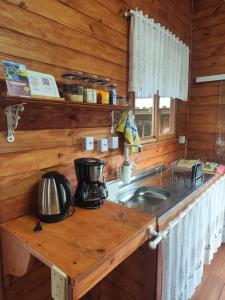 - un comptoir de cuisine avec évier dans une cabine dans l'établissement Eco Chalé Urupema, à Urupema