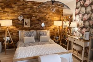 南希Petit cocon proche de Stanislas的带床和木墙的卧室