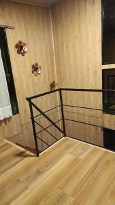 un gimnasio con una canasta de baloncesto en una habitación en El Encanto, las Dalias, en Tota