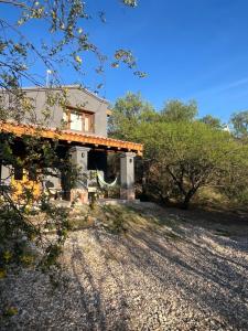 ein Haus an der Seite einer Schotterstraße in der Unterkunft Casa en La Comarca in San Javier