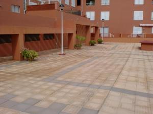 a large courtyard with a building and a street light at Mar y Sol I Candelaria in Punta Larga