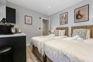 Una cama o camas en una habitación de Compact Studio Nook Modern, Warm, Inviting