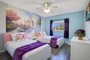 1 dormitorio con 2 camas y una pintura de un castillo en Terra Verde Resort Vacation Home for Families, en Kissimmee