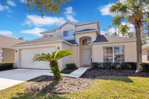 Una casa grande con palmeras al frente. en Terra Verde Resort Vacation Home for Families, en Kissimmee