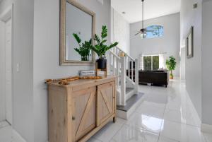 una sala de estar con un armario de madera con una maceta. en Terra Verde Resort Vacation Home for Families, en Kissimmee 85 fotos más