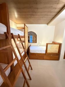 ピパにあるMatteo & Matteo Hostel Boutiqueのベッドルーム1室(二段ベッド2台、階段付) +40枚の写真