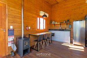 Refúgio na Serra c/ Vista Linda VST016 في São Paulo dos Pinhais: مطبخ مع موقد وطاولة في كابينة