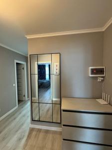 切尔卡瑟Стильні апартаменти з двома окремими спальнями з панорамним видом на Дніпро!的一个空房间，中间用玻璃隔断隔开。