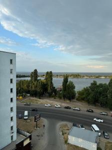 切尔卡瑟Стильні апартаменти з двома окремими спальнями з панорамним видом на Дніпро!的高速公路、建筑物和河流的景色