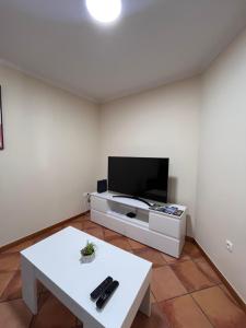 TV a/nebo společenská místnost v ubytování Machico Village Apartment