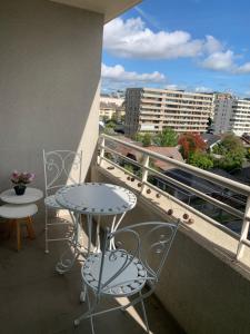 a balcony with tables and chairs and a view of a city at Departamento estudio sector casino dreams temuco in Temuco