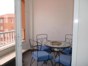 a table and chairs in a room with a balcony at Mar y Sol I Candelaria in Punta Larga