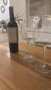 Una botella de vino y dos copas en una mesa en Pirca NQN, en Neuquén 29 fotos más