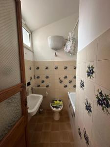 a bathroom with a toilet and a tub and a sink at Torri In Sabina Apartment in Torri in Sabina
