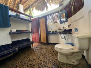 un baño con inodoro y lavabo en Bambú Ecocabañas, en San Agustinillo 93 fotos más