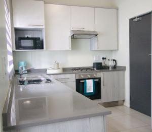 Kuchyň nebo kuchyňský kout v ubytování PC Luxe Stays exquisite apartments