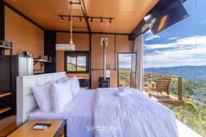 Cabana romântica com vista na serra VST038 في São Paulo dos Pinhais: غرفة نوم بسرير ابيض وشرفة +26 صورة