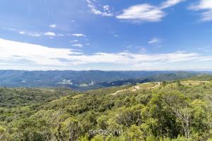 una vista de las montañas desde la cima de una colina en Cabaña romántica cerca de Florianópolis VST038, en São Paulo dos Pinhais