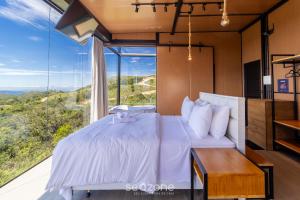 Cabana romântica com vista na serra VST038 في São Paulo dos Pinhais: غرفة نوم بها سرير ونافذة كبيرة