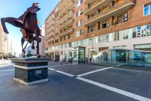 a statue of a horse in front of a building at La bella napoli house casa vacanze con 3 camere da letto in Naples