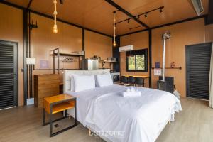 Charmoso chalé com lareira e hidro! VST034 في São Paulo dos Pinhais: غرفة نوم بها سرير أبيض كبير وطاولة