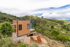 Charmoso chalé com lareira e hidro! VST034 في São Paulo dos Pinhais: منزل صغير على تلة مطلة +26 صورة