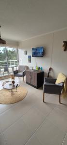 a living room with a couch and a table at Condominio Parque Mar El Tabo in El Tabo