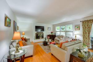 Χώρος καθιστικού στο Peaceful Retreat! Carolina Trace Home with Porch