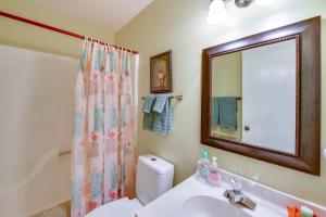 Ένα μπάνιο στο Peaceful Retreat! Carolina Trace Home with Porch +20 φωτογραφίες