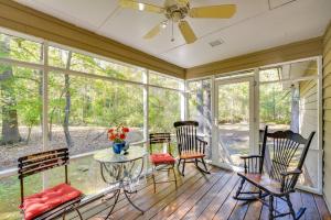 Αίθριο ή υπαίθριος χώρος στο Peaceful Retreat! Carolina Trace Home with Porch
