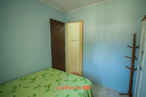 a small bedroom with a bed and a closet at Sitio com piscina e lazer completo em Mongagua in Agenor de Campos