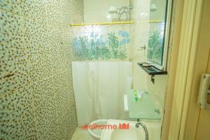 a bathroom with a shower curtain and a toilet at Sitio com piscina e lazer completo em Mongagua in Agenor de Campos